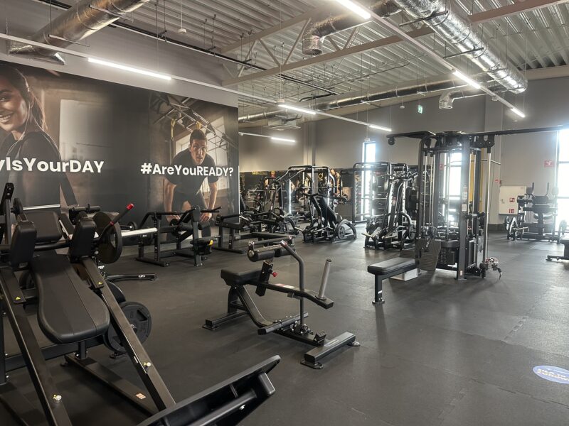 Strength machines - leg and back stations at Just GYM Leszno, ergonomic layout and wide transitions.