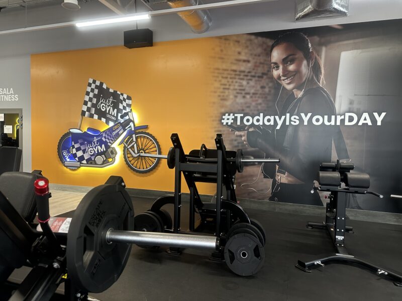 Zones with strength machines at Just GYM Leszno - lifts, semi-free machines and a clear layout of stations.