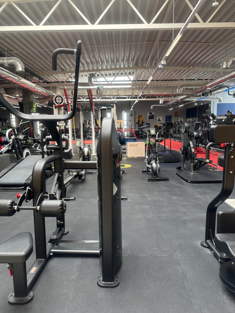 Open functional area at Just GYM Leszno - boxes, kettlebells and space for warm-up and stretching.