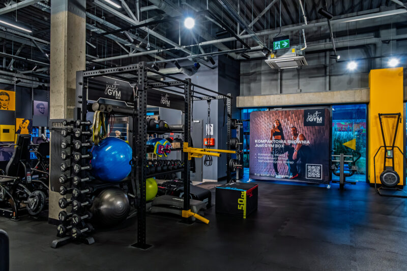 Зона функціонального тренінгу в тренажерному залі університету Just GYM BOX з м'ячами, гирями, пліометричними ящиками та тренувальною кліткою.