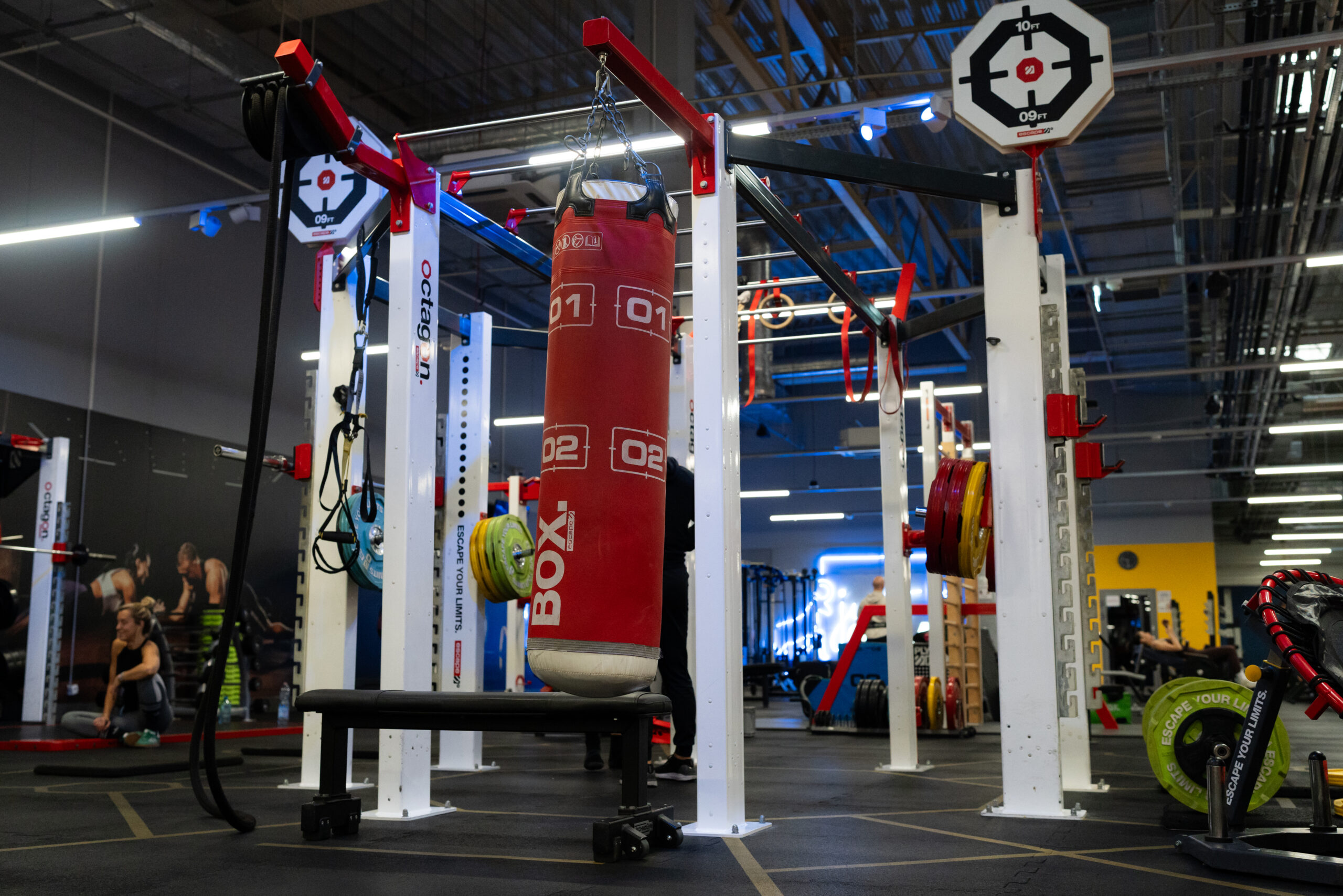 Just GYM — strefa sztuk walki: worki bokserskie, maty i przestrzeń do techniki.