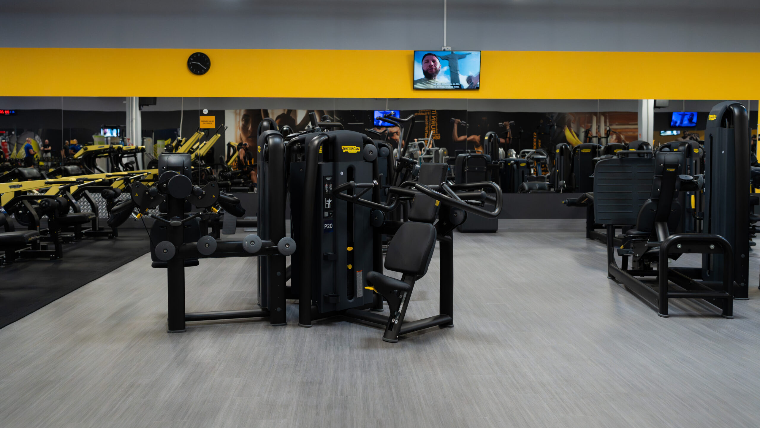 Just GYM — urządzenia izolowane: precyzyjne maszyny na wybrane partie, regulowane siedziska.