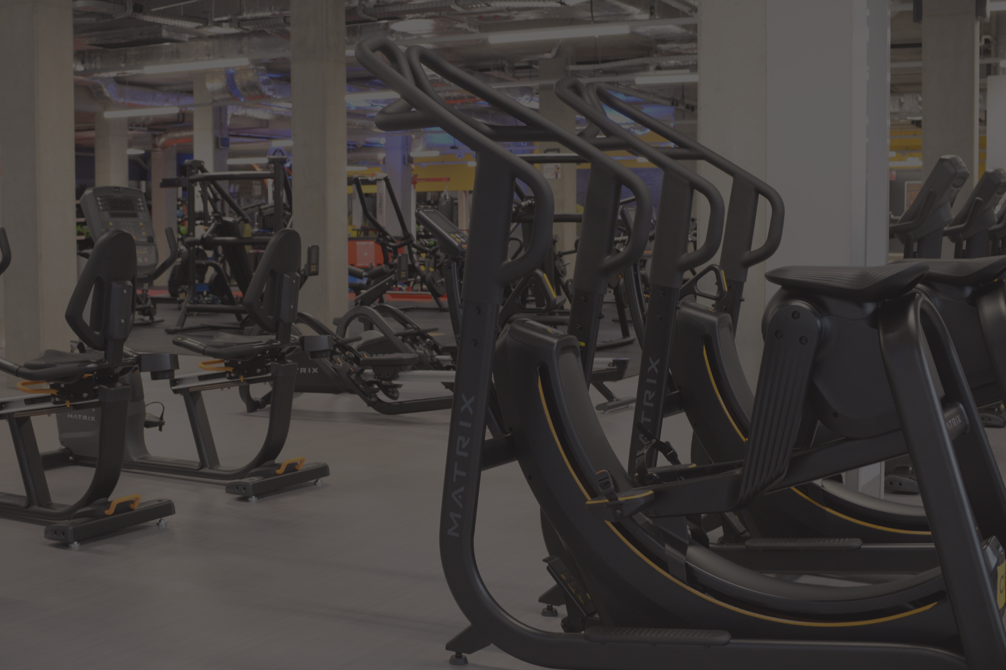 Nowoczesna siłownia w Warszawie z maszynami cardio Matrix.