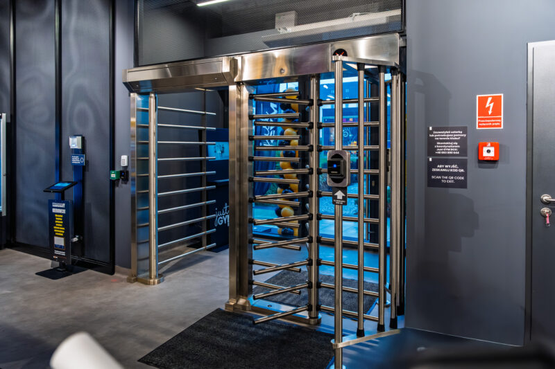 Gym entrance gates at the ursus Just GYM BOX with access control system and turnstiles at the entrance.