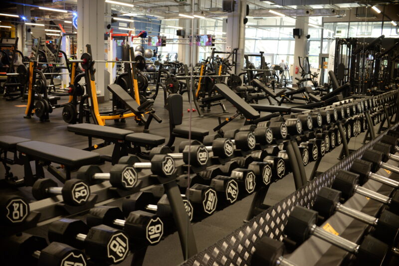 Free weights and training benches at Just Gym Poznań Bulgarska - a spacious gym area with full equipment.