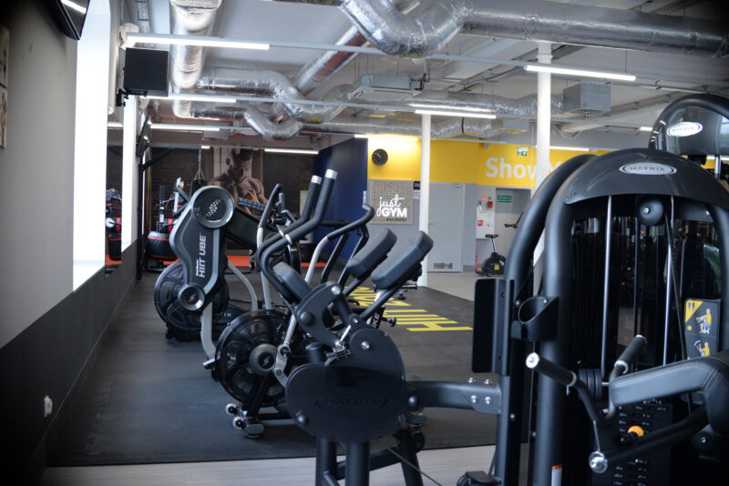 Strefa cardio i treningu funkcjonalnego Just Gym Racibórz – orbitreki, rowery i sprzęt Matrix.