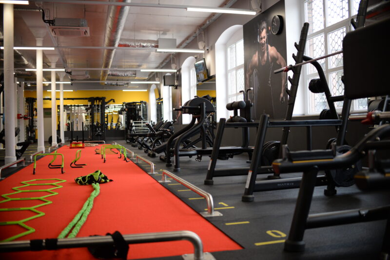 Strefa funkcjonalna Just Gym Racibórz – czerwony tor treningowy z akcesoriami do ćwiczeń i sprzętem siłowym Matrix.