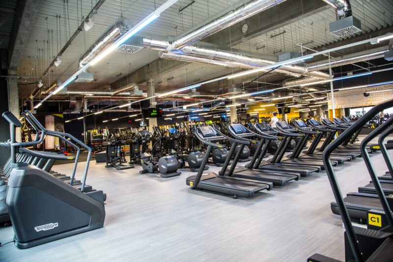 Nowoczesna siłownia Just Gym Radom – przestronna sala z bieżniami, orbitrekami i maszynami fitness.