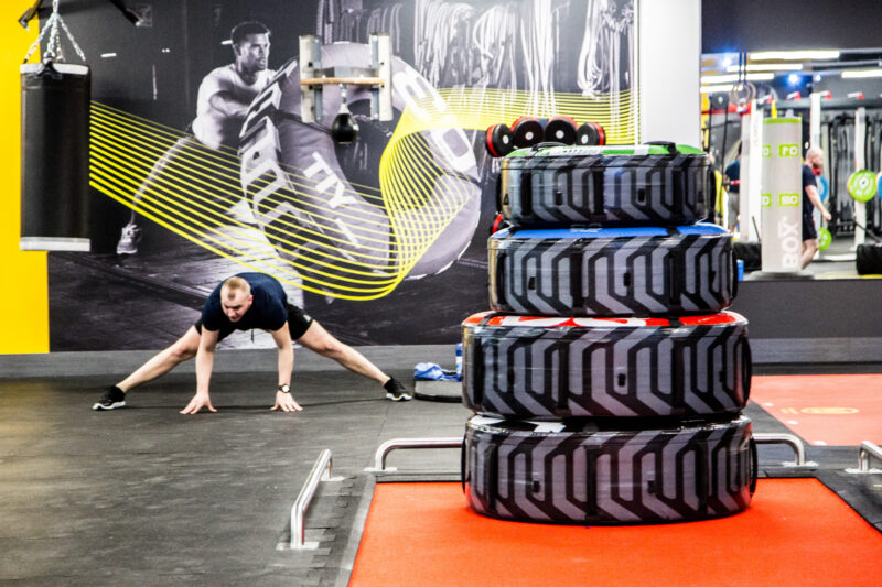 Trening funkcjonalny w Just Gym Radom – tor czerwony, opony treningowe i nowoczesne wyposażenie.