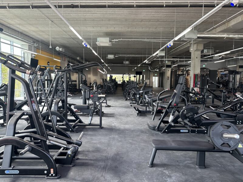 Nowoczesna siłownia Just Gym Ruda Śląska – przestrzeń z maszynami Nautilus i stanowiskami treningowymi.