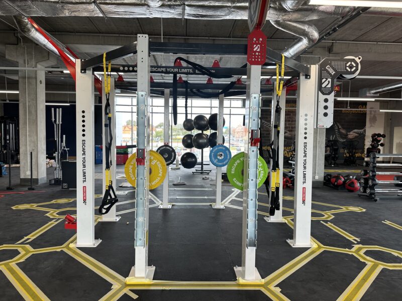 Strefa funkcjonalna Just Gym Ruda Śląska – konstrukcja Escape Your Limits z TRX i sprzętem do treningu siłowego.