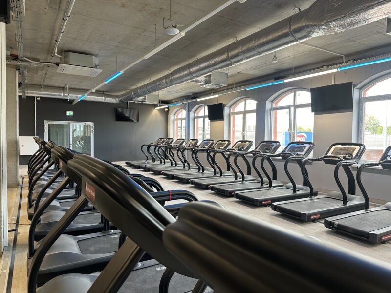 Bieżnie treningowe Star Trac w klubie Just Gym Ruda Śląska – nowoczesna przestrzeń fitness z ekranami.