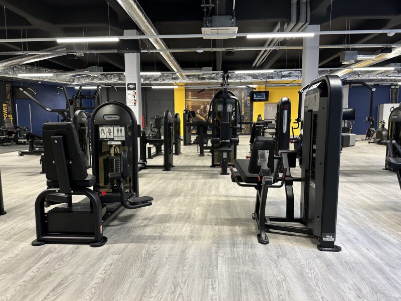 Strefa maszyn siłowych Just Gym Ruda Śląska – urządzenia Nautilus i stanowiska do treningu w przestronnej sali.