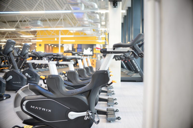Matrix spinning bikes and cardio equipment in the Just Gym Słupsk fitness area - a space for performance training.