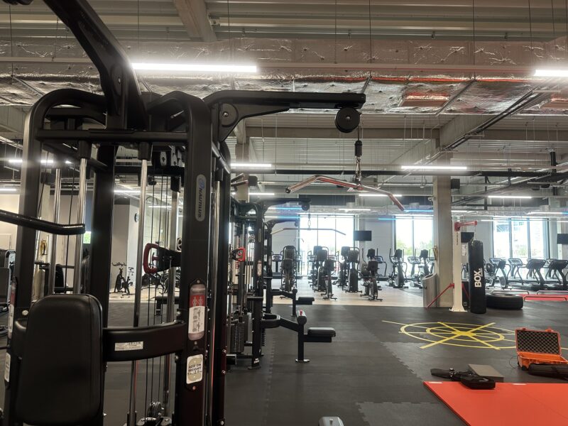 Strefa funkcjonalna Just Gym Tychy – maszyny Nautilus, worki bokserskie i sprzęt treningowy w nowoczesnym wnętrzu.