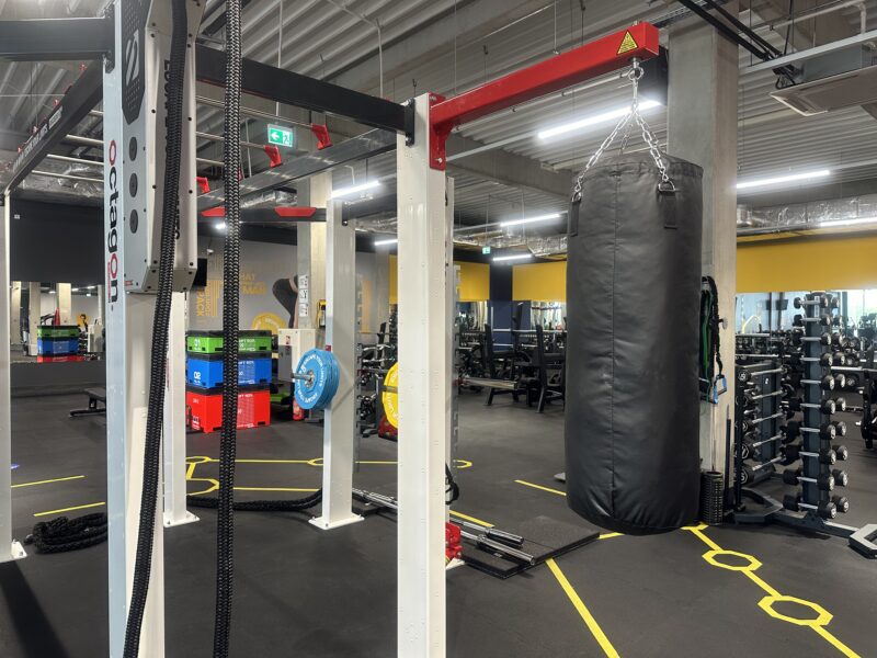 Strefa funkcjonalna Just Gym Tychy – konstrukcja Octagon z workiem bokserskim i sprzętem do treningu siłowego.