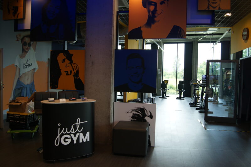 Just Gym Warsaw Mokotow reception - distinctive graphics and a modern fitness club interior.