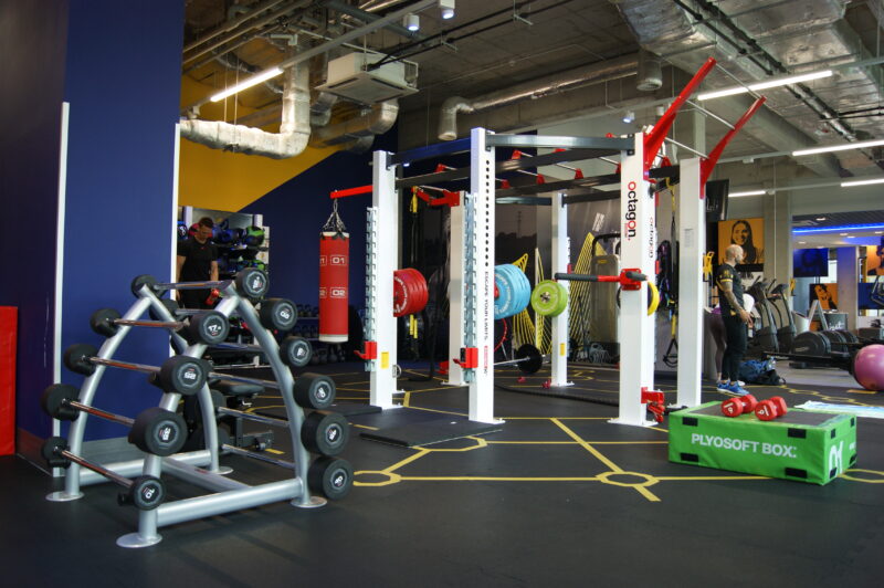 Just Gym Warsaw Mokotow functional zone - Octagon construction, dumbbells and training equipment in a modern interior.