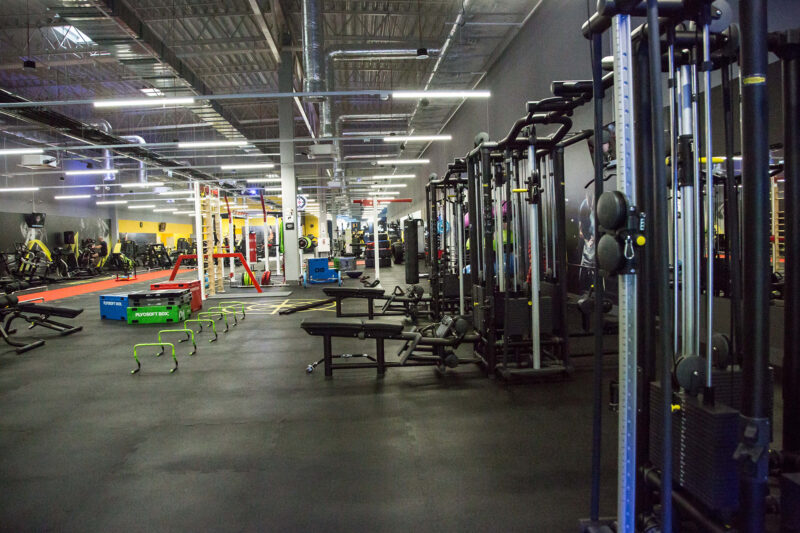 The modern functional training area at Just Gym Poznań Szwajcarska - fitness equipment, plyometric boxes and strength machines.