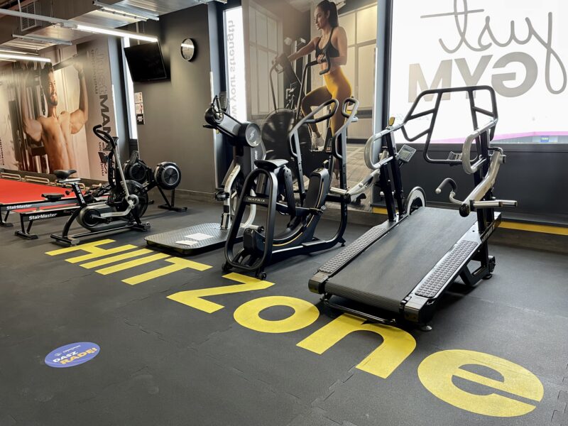HIIT Zone at Just Gym Gniezno - a space for intensive training with StairMaster machines, ergometers and a treadmill.