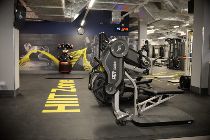 Strefa HIIT Zone w siłowni Just Gym Łódź Rewolucji – maszyny treningowe do intensywnych ćwiczeń interwałowych.