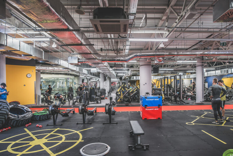 Strefa treningu funkcjonalnego w siłowni Just Gym Elbląg z ergometrami, oponami, boxami plyometrycznymi i nowoczesnym sprzętem fitness.