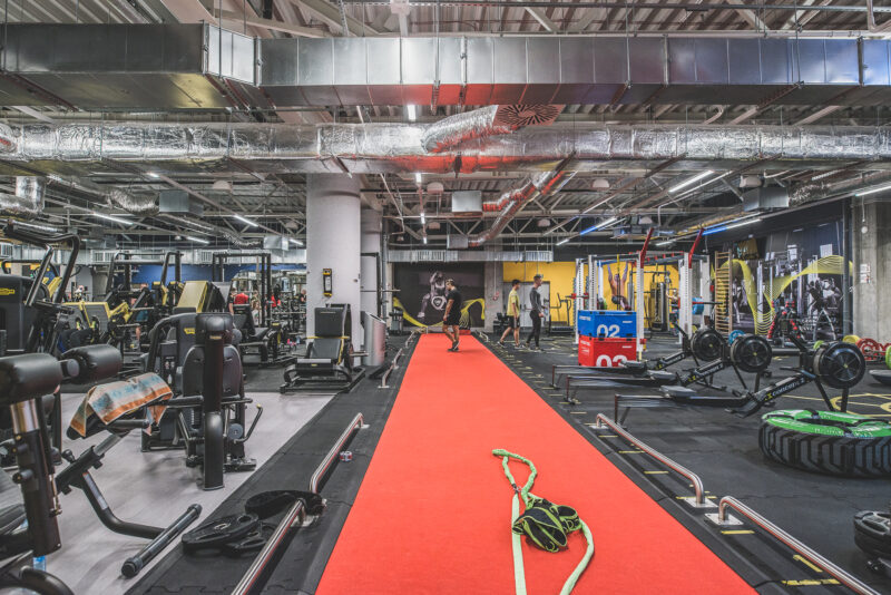 Nowoczesna siłownia Just Gym Elbląg – strefa treningu siłowego i funkcjonalnego ze strefą HIIT, maszynami i sprzętem treningowym.