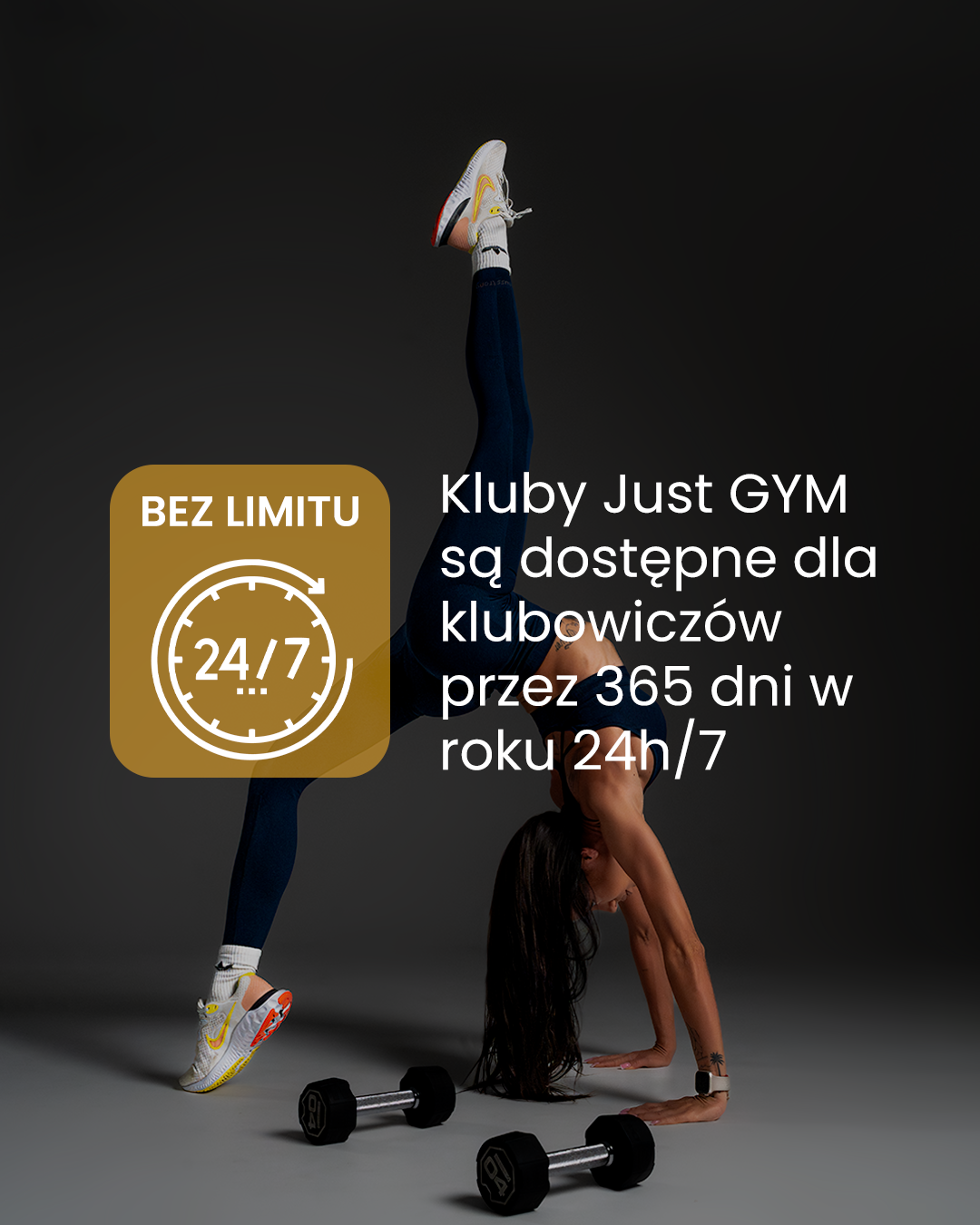Kobieta ćwiczy stanie na rękach w studio fitness; obok tekst o dostępie do klubów Just GYM 24/7 przez cały rok oraz ikona „Bez limitu 24/7