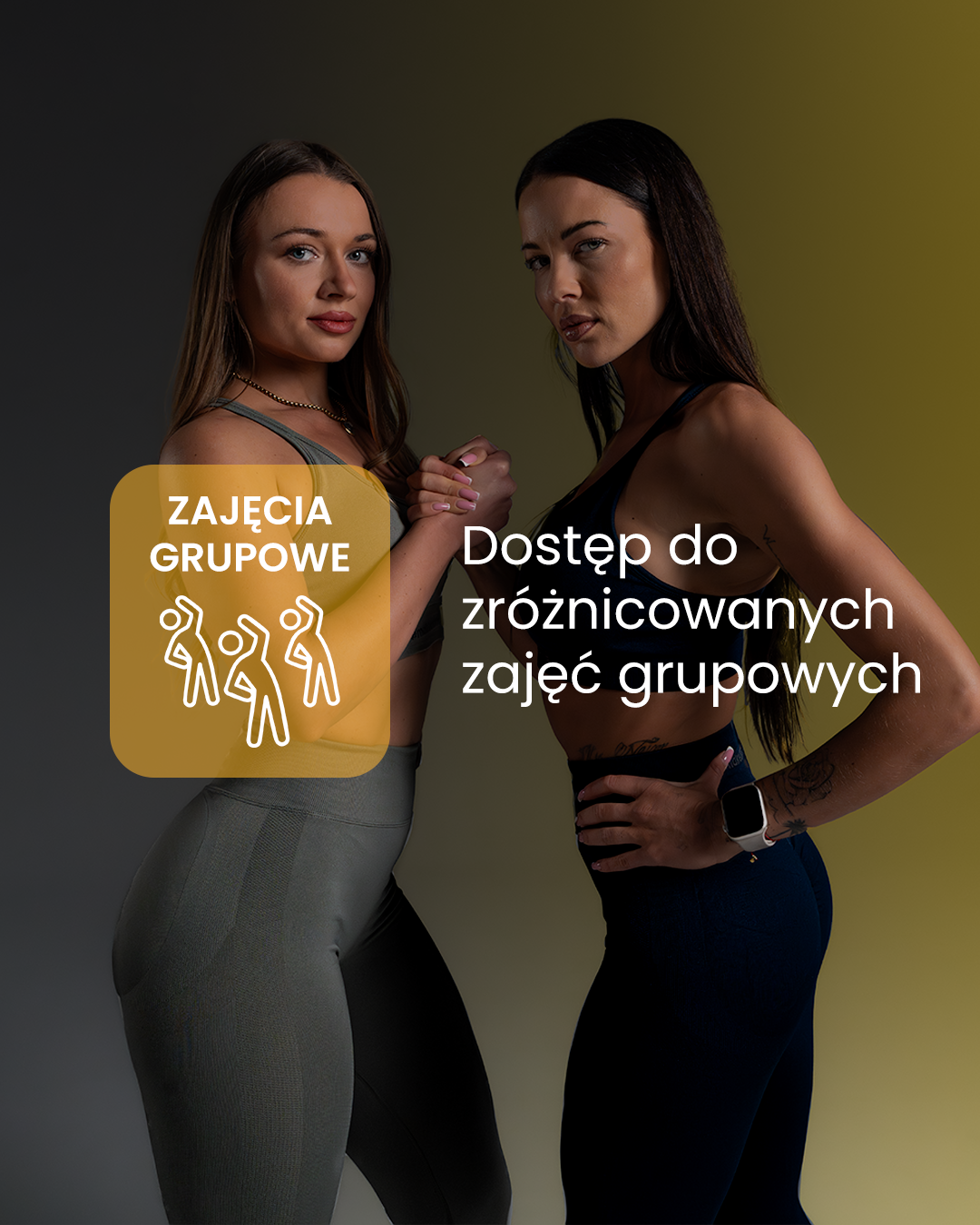 Dwie wysportowane kobiety w strojach treningowych stoją naprzeciw siebie na tle gradientu; po lewej ikona „Zajęcia grupowe”, po prawej tekst o dostępie do różnorodnych zajęć.