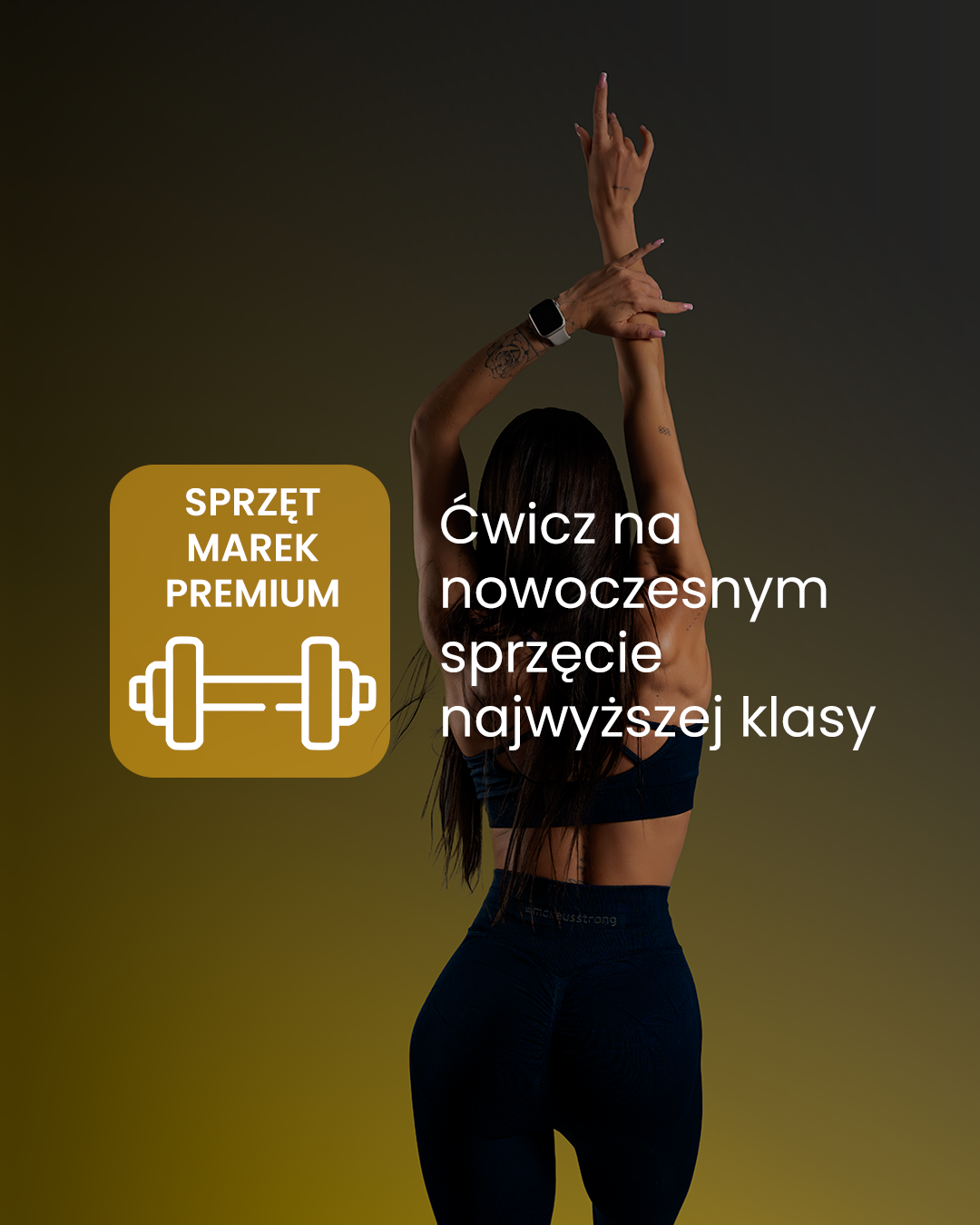 Kobieta w stroju sportowym stoi tyłem z rękami uniesionymi do góry; po lewej ikona hantli i napis „Sprzęt marek premium”, po prawej tekst o ćwiczeniach na nowoczesnym sprzęcie najwyższej klasy.